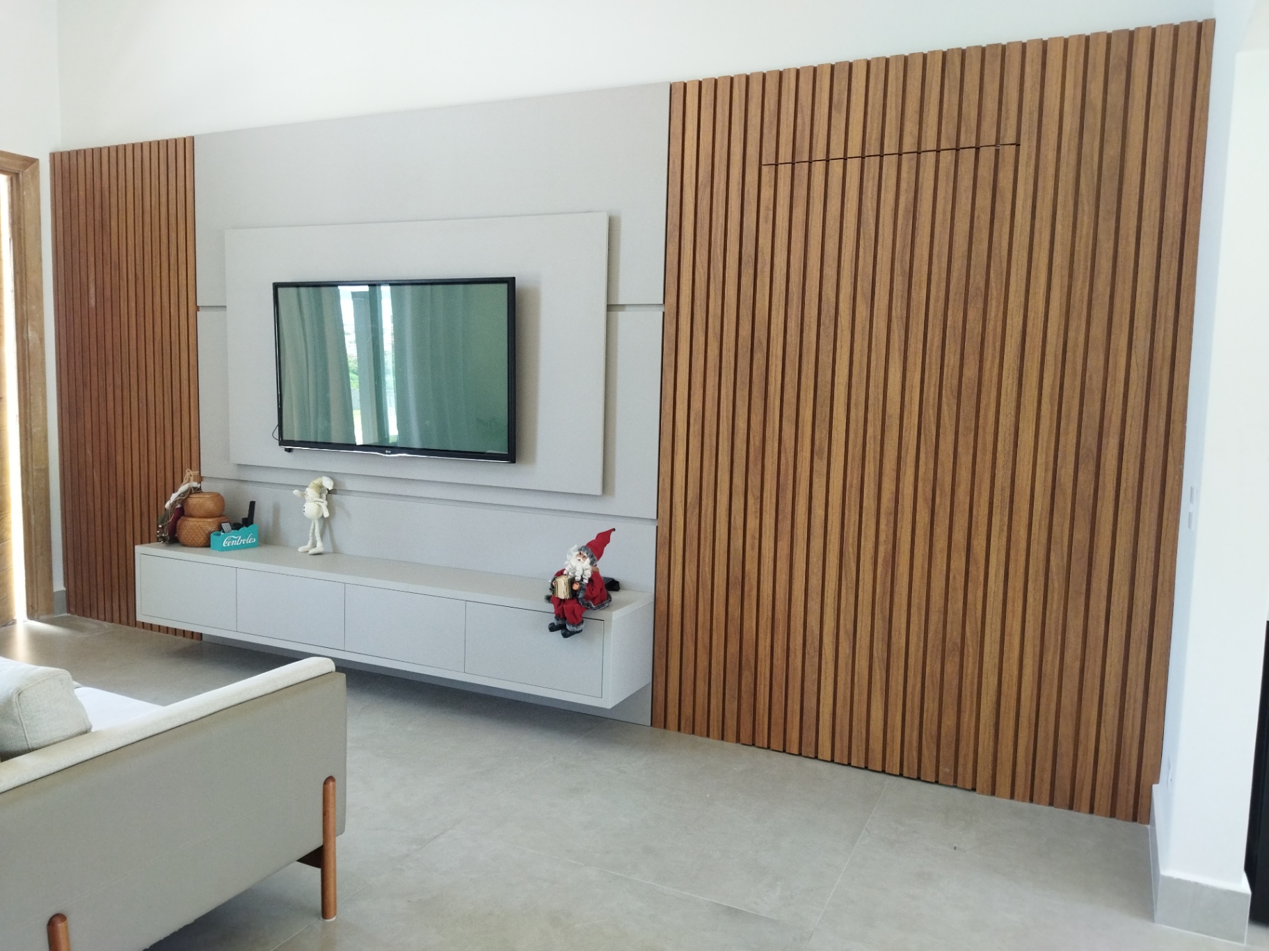 Painel de TV com Ripado Amadeirado