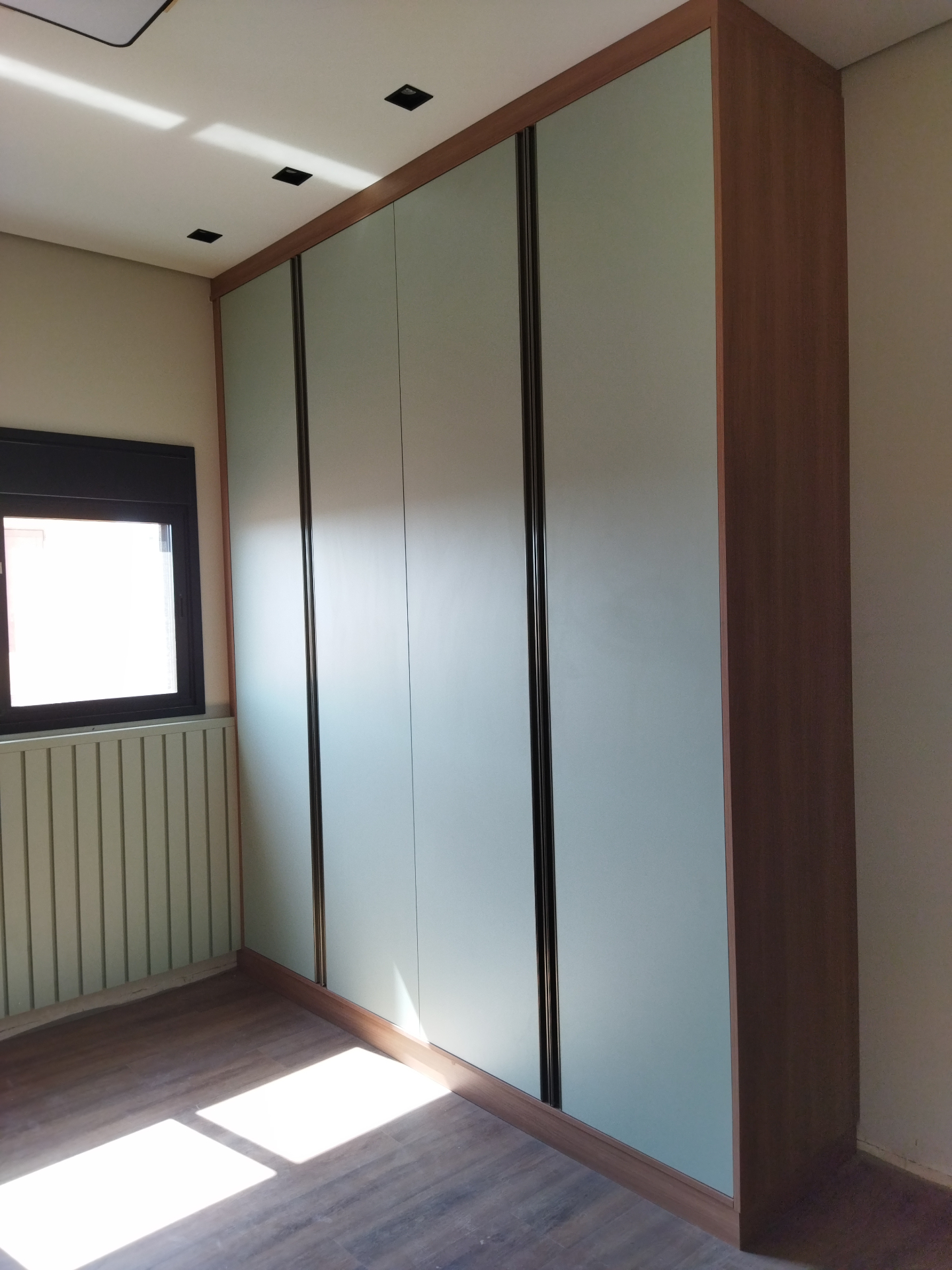 Suíte com Boiserie e Roupeiro em Vidro